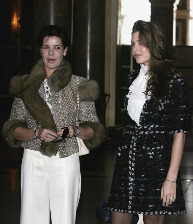 Charlotte Casiraghi 也不會錯過 Chanel 經典的斜紋軟呢（Tweed）款式