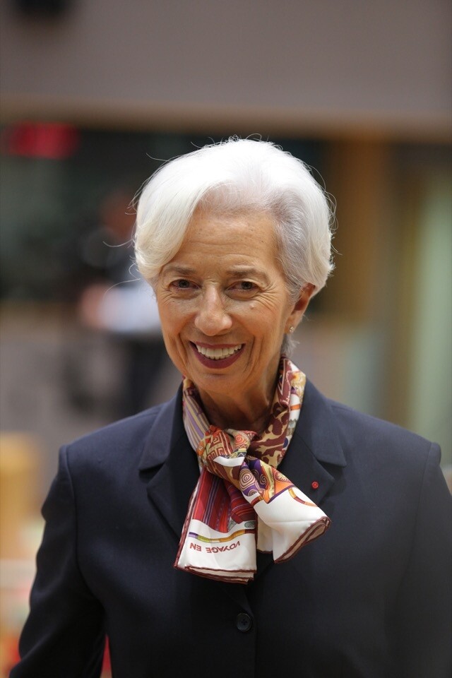 Christine Lagarde 的穿搭術：活用絲巾
