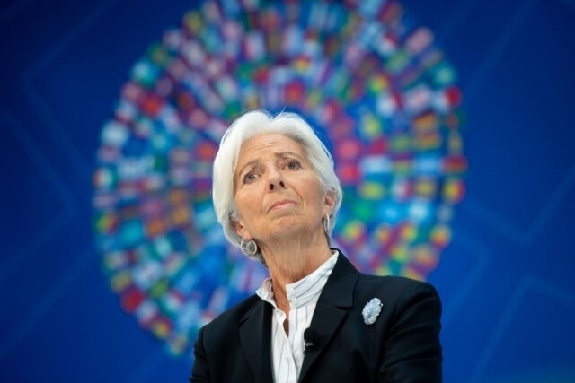 除了珠寶首飾外,Lagarde 也不時會佩戴胸針。只要當天 Lagarde 選擇了黑色的西裝,她都會佩戴胸針,讓造型更有立體感,亦能讓平平無奇的西裝變得優雅高貴。 除了珠寶首飾外,Lagarde 也不時會佩戴胸針。只要當天 Lagarde 選擇了黑色的西裝,她都會佩戴胸針,讓造型更有立體感,亦能讓平平無奇的西裝變得優雅高貴。