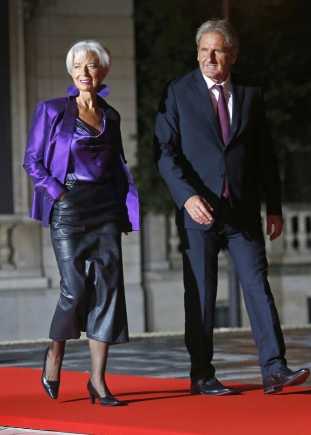 Lagarde 選擇了垂墜感十足的亮紫色絲質內搭