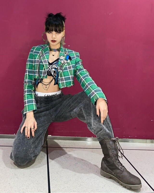 短身西裝褸怎樣穿搭?把歐美、韓國等時尚達人的造型學起來 短身西裝褸怎樣穿搭?把歐美、韓國等時尚達人的造型學起來