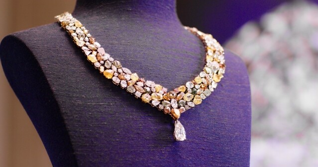 若你以自然為美，時尚博主推薦採用天然美鑽的DE BEERS「The 1888 Master Diamonds 系列」
