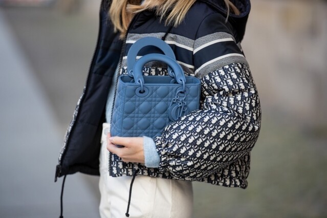經典的 Lady Dior 手袋換上了丹寧藍色後，為優雅的設計增添了年輕感。