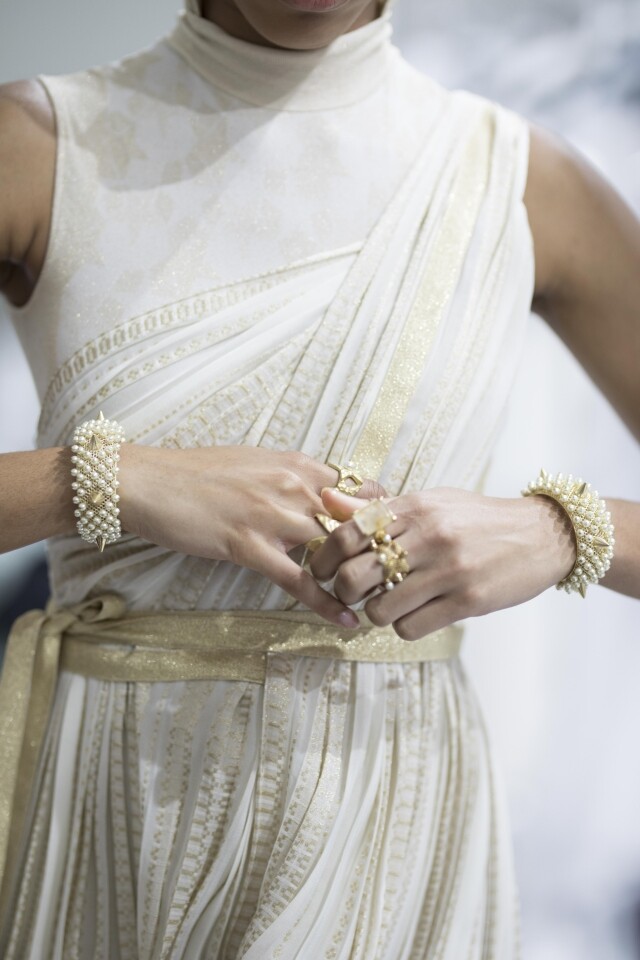 Dior 綴滿珍珠的手鐲設計