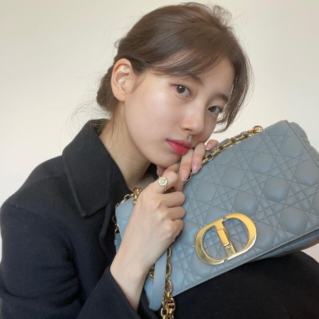 率先使用 Dior Caro bag 的女星有韓國演員秀智。