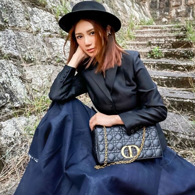 Elva Ni 亦以 Dior total look 展示 Dior Caro Bag。