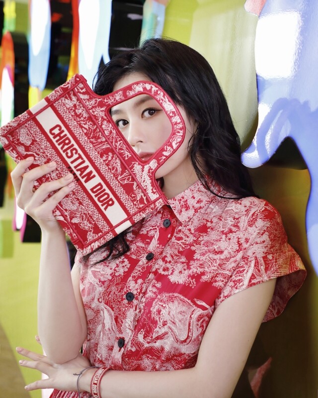 沈月同樣愛用 Dior Book Tote 手袋,但她心水的是迷你版本。 沈月同樣愛用 Dior Book Tote 手袋,但她心水的是迷你版本。