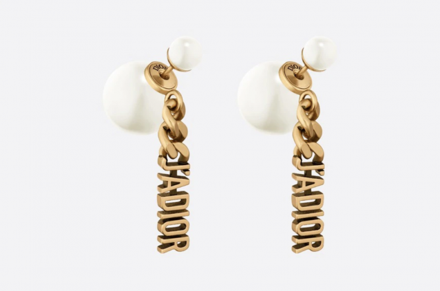Tribales 是 Dior 的主打耳環系列之一，以部​​落風格為靈感，並加入珍珠、樹脂珠、金屬