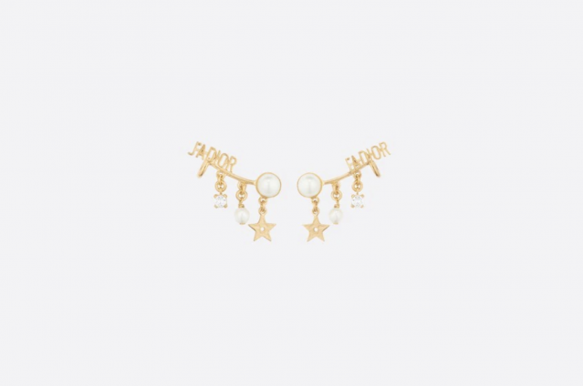 這款以白色水晶、樹脂珠和星星等飾扣點綴的 Dior 耳環，在耳環上方飾上經