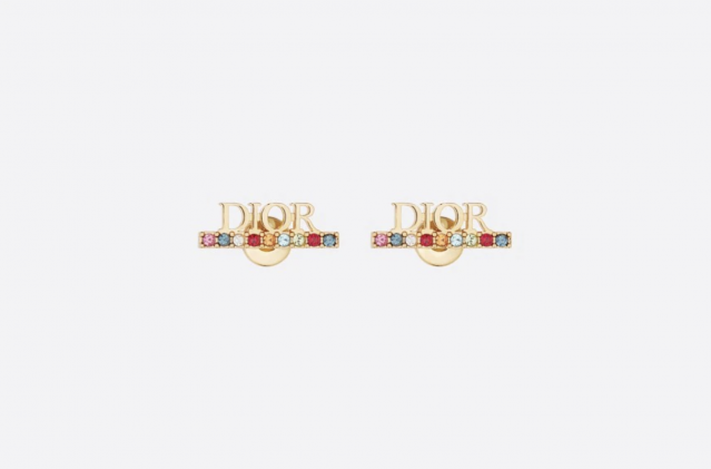 入門級的 DIO(R)EVOLUTION 耳釘,以多色水晶及 Dior 字樣作賣點,$3,000 能買下 Dior 充滿 details 入門級的 DIO(R)EVOLUTION 耳釘,以多色水晶及 Dior 字樣作賣點,$3,000 能買下 Dior 充滿 details