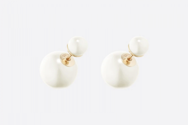 2021 Dior 耳環推薦 6：DIOR TRIBALES 白色樹脂珠耳環 $3,400