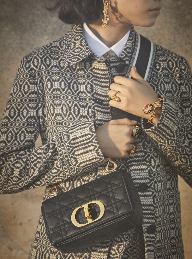 永恆的黑色亦有用於 Dior Caro 新手袋設計系列中，百搭而長青的選擇。