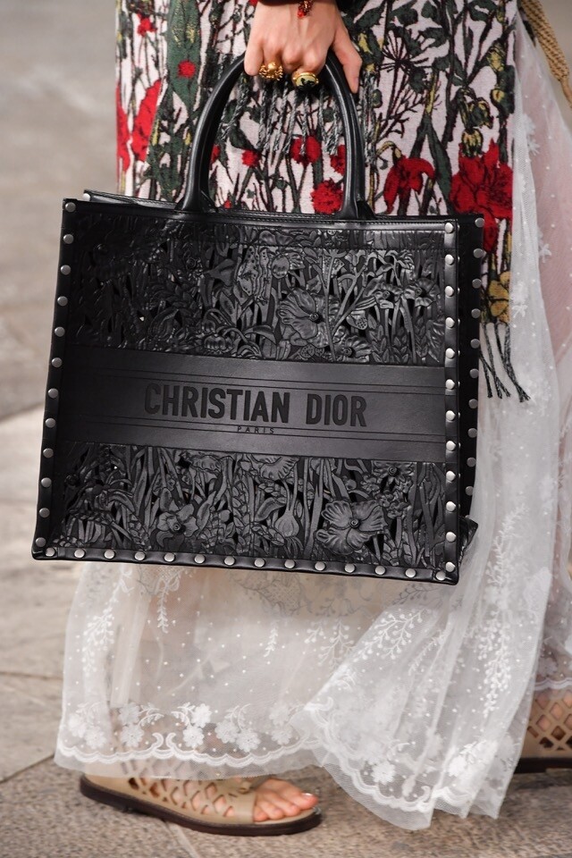 大熱的 Dior Book Tote 手袋，當然亦有推出Laser Cut 皮革技術設計。