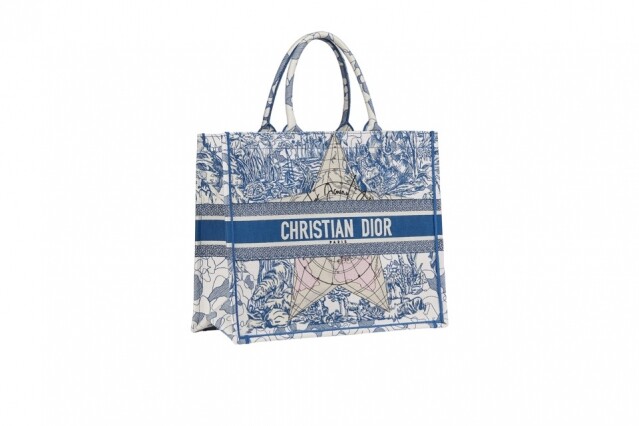 除了棕櫚樹圖案,Dior 今季亦有另一款名叫 “Around the World”的刺繡圖案 除了棕櫚樹圖案,Dior 今季亦有另一款名叫 “Around the World”的刺繡圖案