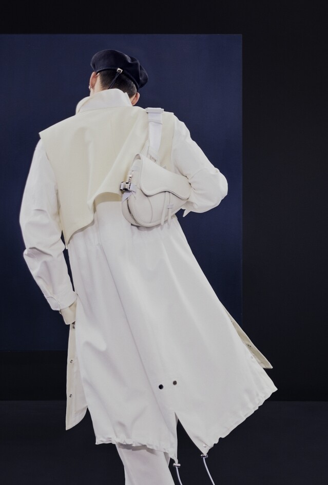 全白設計的 Dior Saddle Bag