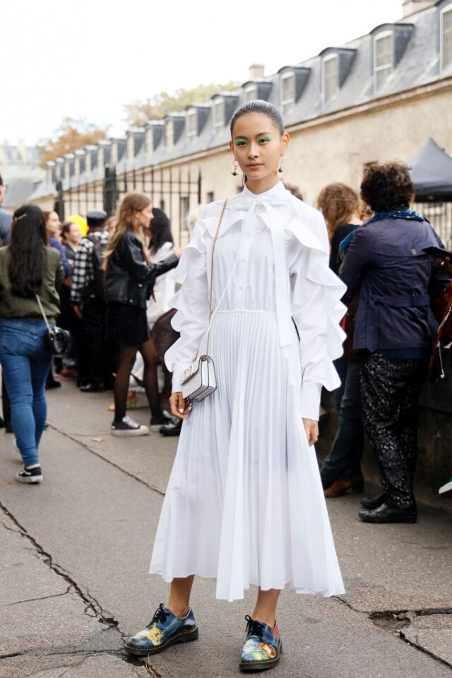 一條十分斯文的白色百褶長裙，配襯一對 3 孔 Dr Martens 1461，又是令一個風格碰撞的穿搭示範。