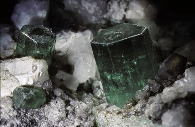 古羅馬貴族老普林尼（Pliny the Elder）曾形容祖母綠是「沒有更綠的綠」、「世上色澤最濃豔的寶石