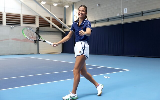 18 歲英國網球新星 Emma Raducanu 奪「美網」大滿貫！人氣急升成時尚界寵兒，更將成英
