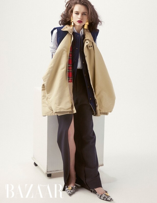 Balenciaga 恤衫、 層次背心外套、長款半截裙、 呢絨尖頭鞋。 Balenciaga 恤衫、 層次背心外套、長款半截裙、 呢絨尖頭鞋。