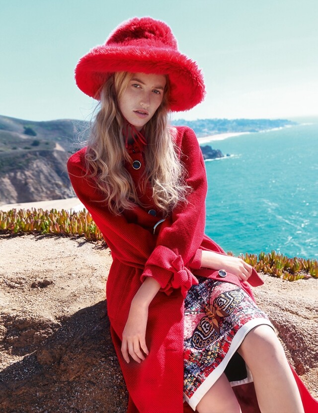 Miu Miu 紅色仿皮草帽子；Giorgio Armani 紅色大褸；Gucci 刺繡蝴蝶圖案 tweed 半截裙。