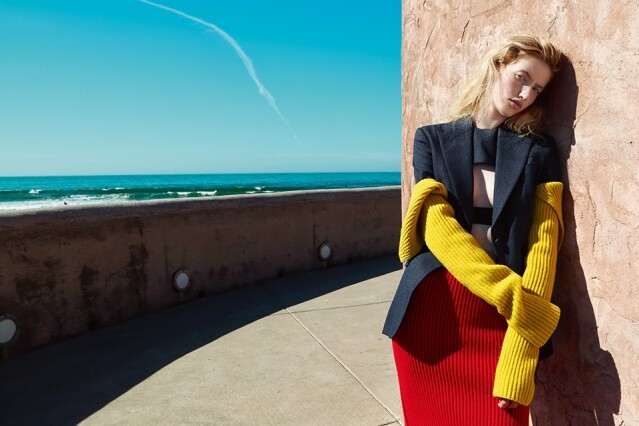 Calvin Klein 灰色背心、西裝褸、紅色針織半截裙及黃色針織手袖。
