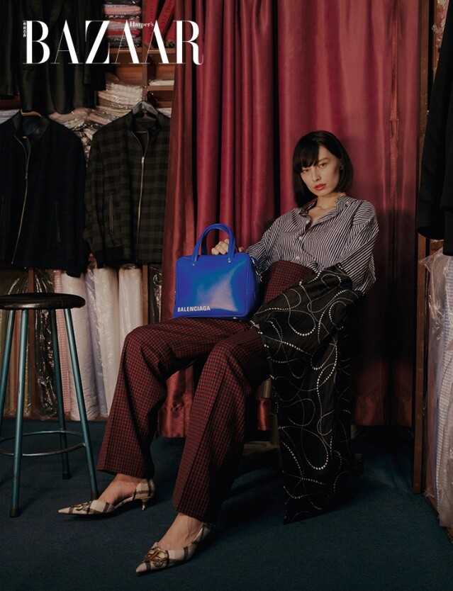 BALENCIAGA 條紋恤衫連圖案水袖、格紋高腰西褲、格紋尖頭鞋及標誌皮革手挽袋。 BALENCIAGA 條紋恤衫連圖案水袖、格紋高腰西褲、格紋尖頭鞋及標誌皮革手挽袋。