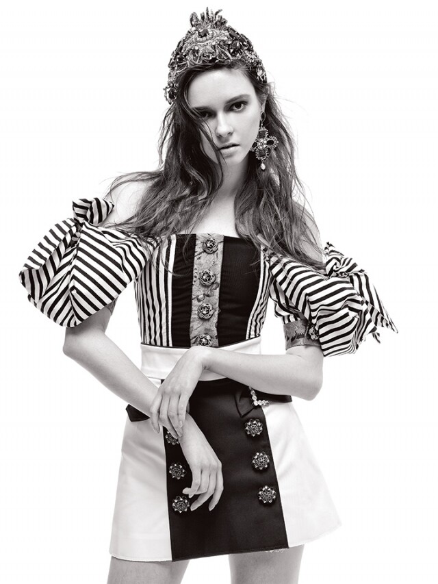 On Agnes:Dolce & Gabbana 綴飾頭飾、金屬綴飾耳環、露肩上衣及綴飾半截短裙 On Agnes:Dolce & Gabbana 綴飾頭飾、金屬綴飾耳環、露肩上衣及綴飾半截短裙