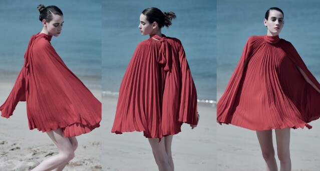 穿上 Valentino 最新紅裙 的模特兒在沙灘中起舞