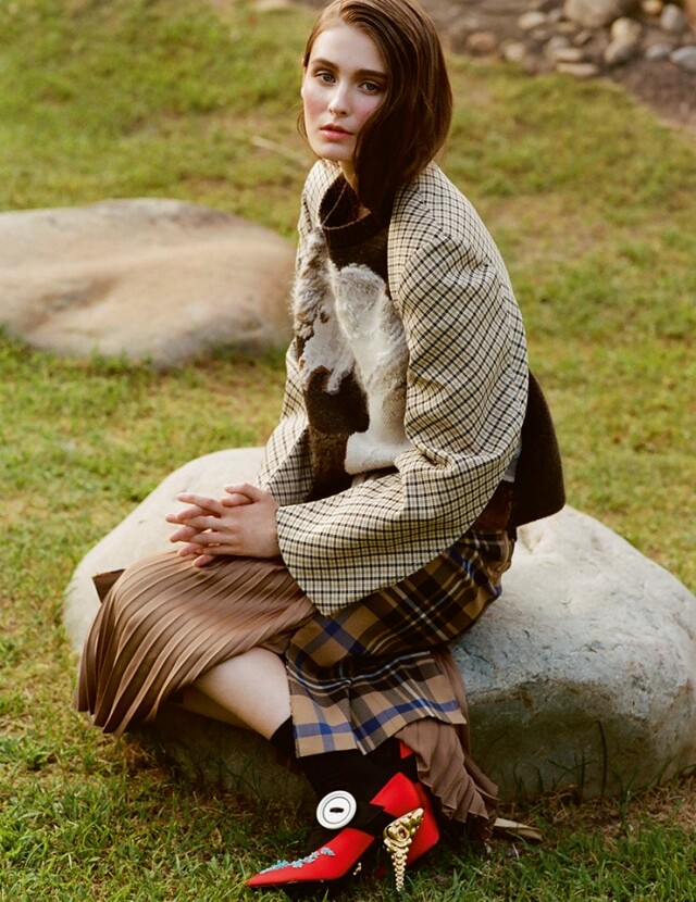 On Her: Stella McCartney 格紋短外套、馬圖案針織上衣;Christian Dada 格紋拼布半截裙(from I.T);Prada 繡花高跟鞋。 On Her: Stella McCartney 格紋短外套、馬圖案針織上衣;Christian Dada 格紋拼布半截裙(from I.T);Prada 繡花高跟鞋。