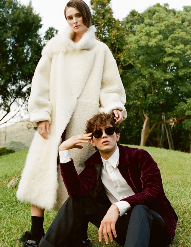 On Him: Burberry 恤衫、拼色皮鞋;Berluti 絨外套;Valentino 西褲。 On Him: Burberry 恤衫、拼色皮鞋;Berluti 絨外套;Valentino 西褲。