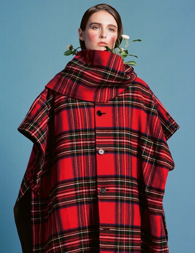 On Her: Burberry 格紋斗篷連圍巾。 On Her: Burberry 格紋斗篷連圍巾。