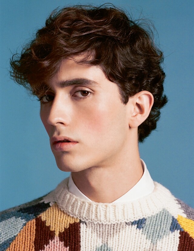 On Him: Prada 恤衫、幾何圖案拼色針織上衣。 On Him: Prada 恤衫、幾何圖案拼色針織上衣。