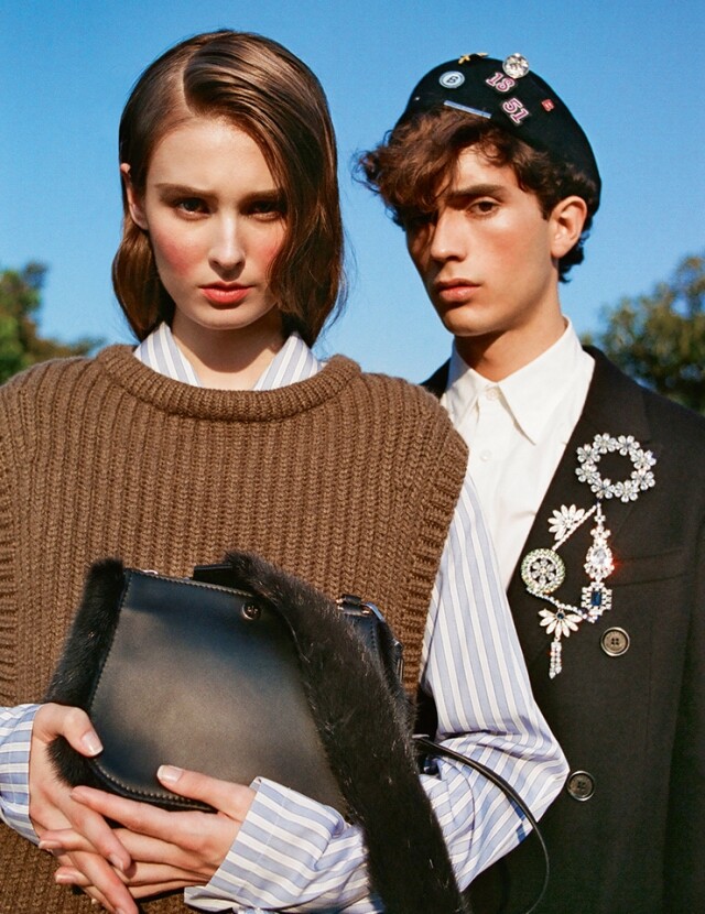 On Him: Burberry 恤衫、絨質長色外套、大款閃石別針;Bally 連襟章畫家帽。 On Him: Burberry 恤衫、絨質長色外套、大款閃石別針;Bally 連襟章畫家帽。