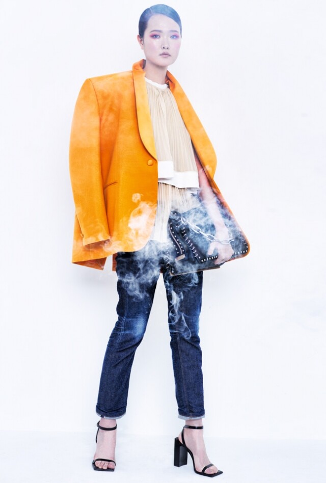Balenciaga 大碼西裝、高跟涼鞋;Chloé 薄紗上衣;Calvin Klein Jeans 貼身牛仔褲;Ck Calvin Klein 皮革手袋。 Balenciaga 大碼西裝、高跟涼鞋;Chloé 薄紗上衣;Calvin Klein Jeans 貼身牛仔褲;Ck Calvin Klein 皮革手袋。
