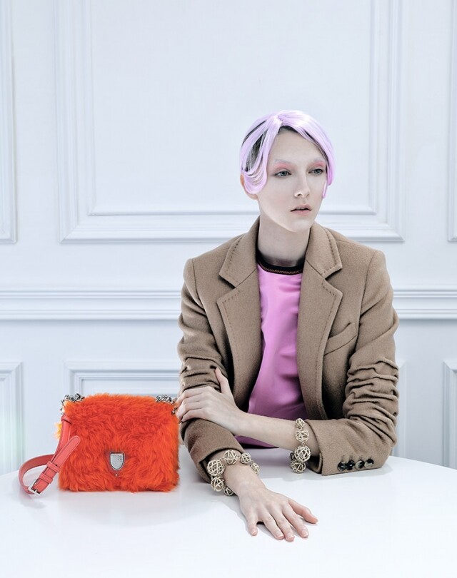 On Ula: Prada 防水面料背心;Max Mara 絨長褸;Chanel 金屬手鐲(左及右);Dior 毛毛鏈袋。 On Ula: Prada 防水面料背心;Max Mara 絨長褸;Chanel 金屬手鐲(左及右);Dior 毛毛鏈袋。