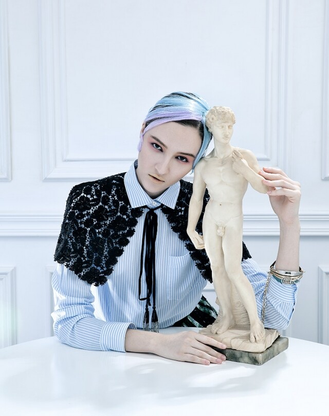 On Mayara: Valentino 直紋恤衫、蕾絲通花披肩、金屬色百褶裙;Dior 金屬手鐲。 On Mayara: Valentino 直紋恤衫、蕾絲通花披肩、金屬色百褶裙;Dior 金屬手鐲。