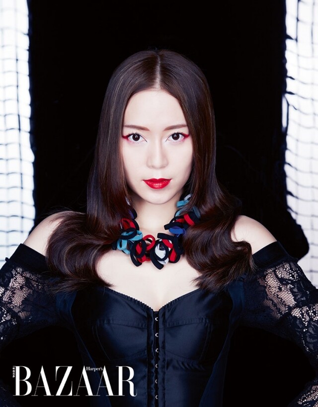 名人模特兒 Zelia Zhong 重新演譯經典 BAZAAR 封面。