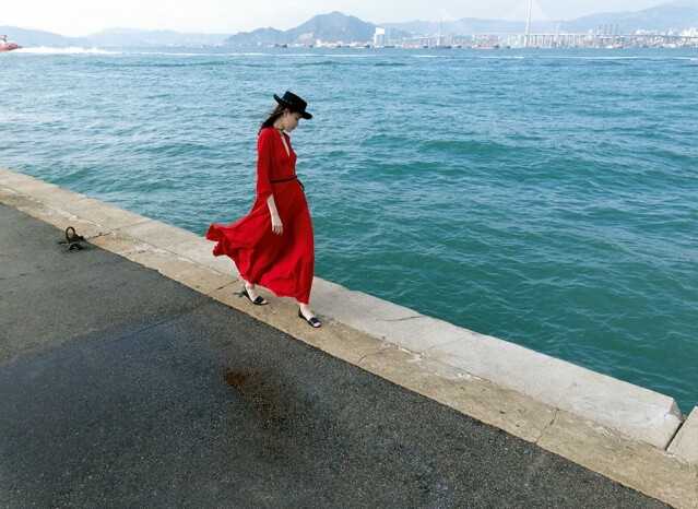 DIOR 紅色長裙、帽子及頸鏈。