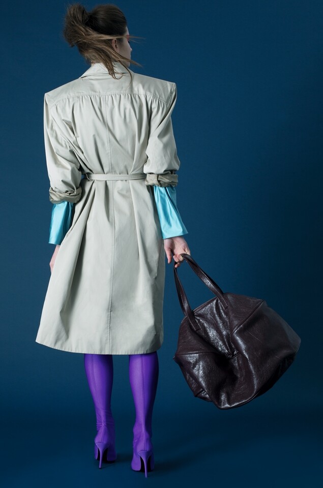 Classic Trench Coats 裸色乾濕褸是女強人風格的典範，以各種藍調襯衫包含海軍藍、粉藍與藍白間紋等統統流露出清新氣質；愛時尚的話可以加上墊膞去彰顯視覺上的女性力量。 Balenciaga 絲質連身裙、墊膞乾濕褸、布製貼身長靴及皮革手袋。