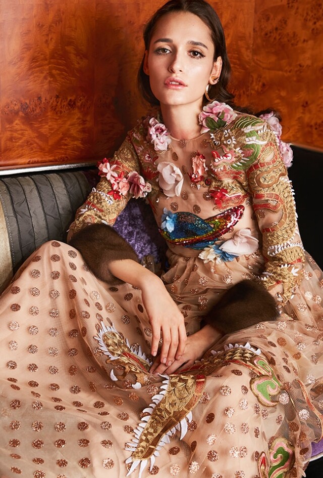 Gucci 刺繡圖案連身紗裙；Givenchy by Riccardo Tisci 金屬耳環
