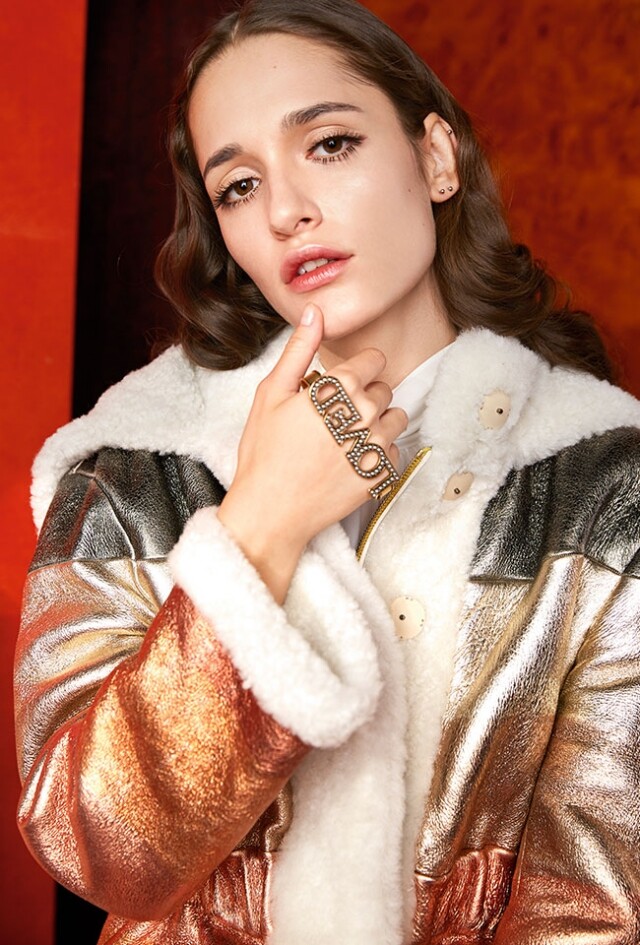 Fendi 絲質上衣、金屬面拼皮羊毛外套；Dior 綴石字母戒指