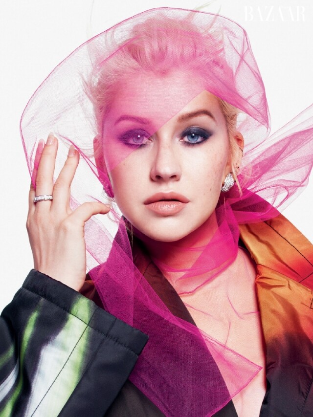 On Christina Aguilera：Prada 大褸、連身裙；Bulagri 耳環及戒指；Estee Lauder Pure Color Envy 唇膏。