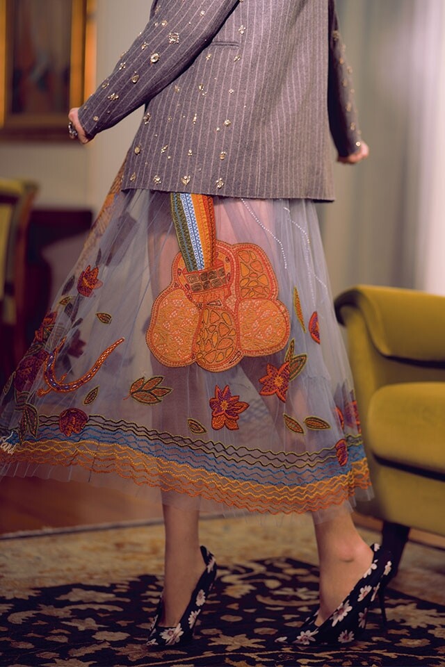 N°21 綴石西裝褸；VALENTINO 刺花透紗連身裙；BALENCIAGA 花卉圖案高跟鞋。
