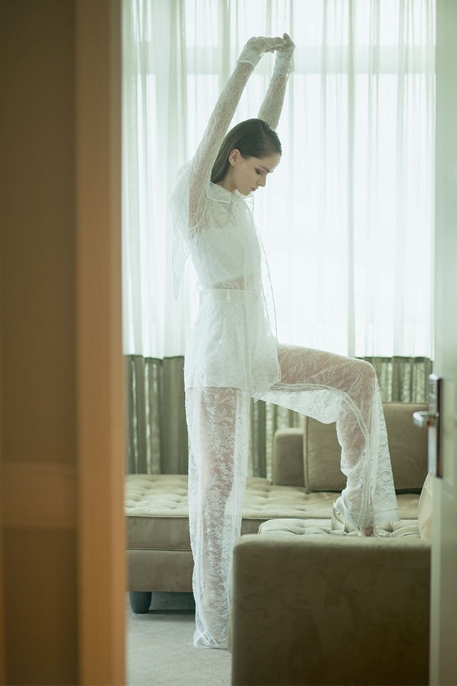 GIVENCHY 蕾絲上衣、手套、闊褲、透明高跟涼鞋。 GIVENCHY 蕾絲上衣、手套、闊褲、透明高跟涼鞋。
