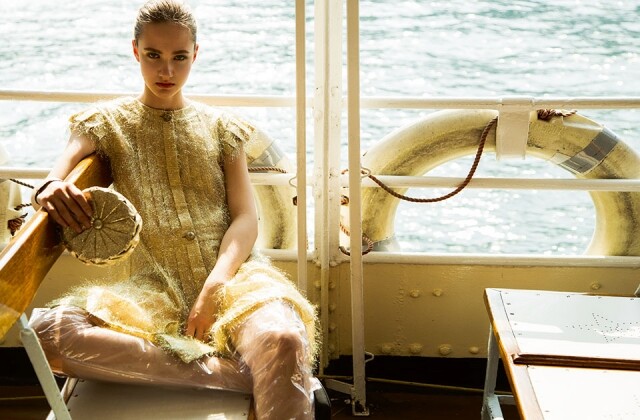 Chanel 金屬線連身裙、塑膠過膝長靴；Anya Hindmarch 圓形手袋。
