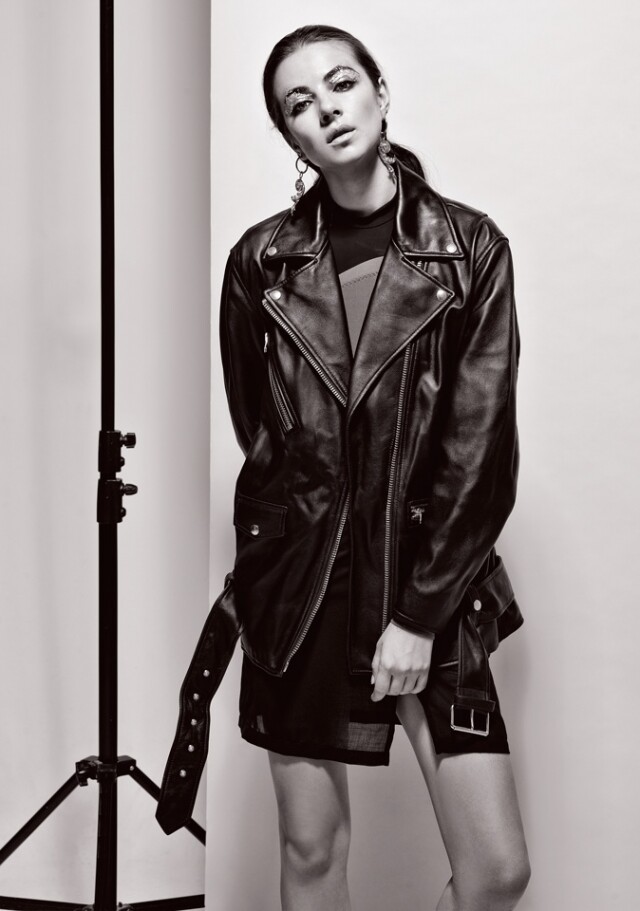 VERSACE圖案貼身上衣、皮革腰帶、吊飾耳環;ACNE STUDIOS大碼皮褸、ANN DEMEULEMEESTER短裙(from I.T)。 VERSACE圖案貼身上衣、皮革腰帶、吊飾耳環;ACNE STUDIOS大碼皮褸、ANN DEMEULEMEESTER短裙(from I.T)。