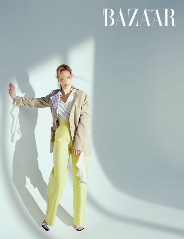 Loewe 格紋襯裡外套；Louis Vuitton 高跟涼鞋；Emporio Armani 幾何膠片耳環。