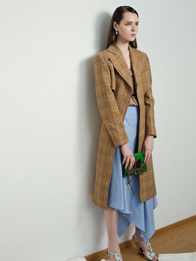 Brown Long Jackets 長身外套加上西裝褸領的細節,替人加強凌厲的氣勢。下身可以粉藍半截裙或黑色吊腳西褲作襯托,嚴肅卻不失時裝細節。 Céline 綴石珍珠耳環、格紋鏤空長褸;Prada 織外套;Bottega Veneta 拼皮鏈袋;Mulberry 條紋半截裙、金屬皮高跟涼鞋。 Brown Long Jackets 長身外套加上西裝褸領的細節,替人加強凌厲的氣勢。下身可以粉藍半截裙或黑色吊腳西褲作襯托,嚴肅卻不失時裝細節。 Céline 綴石珍珠耳環、格紋鏤空長褸;Prada 織外套;Bottega Veneta 拼皮鏈袋;Mulberry 條紋半截裙、金屬皮高跟涼鞋。