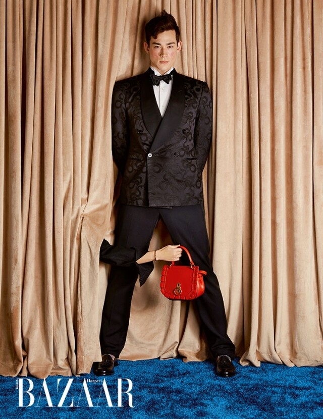 Ralph Laurent 印花西裝套裝、皮鞋；Mulberry 花邊皮手袋。