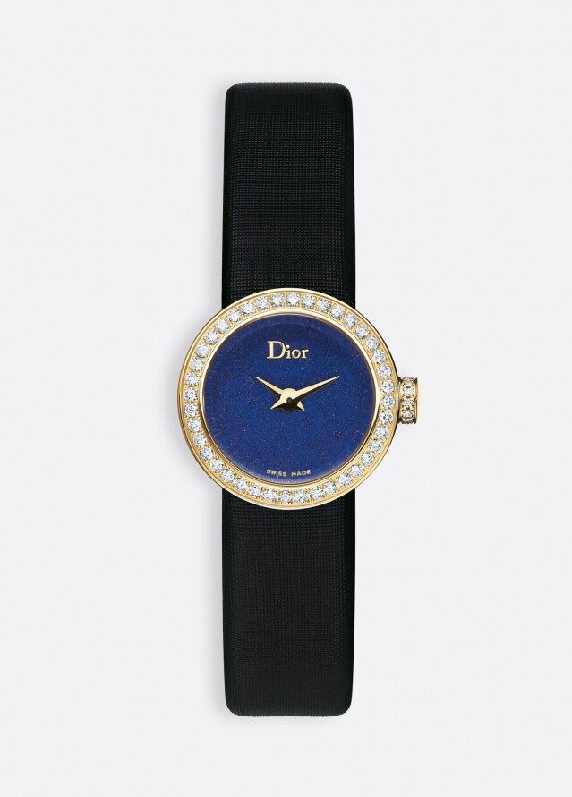 此枚 Dior La Mini D De Dior 石英機芯手錶的直徑僅 19 毫米，相當纖細，與女性的纖纖手腕成最佳配搭。
